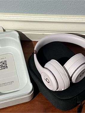 Beats Solo 4 Wireless Headphones — Excellent Condition (New)